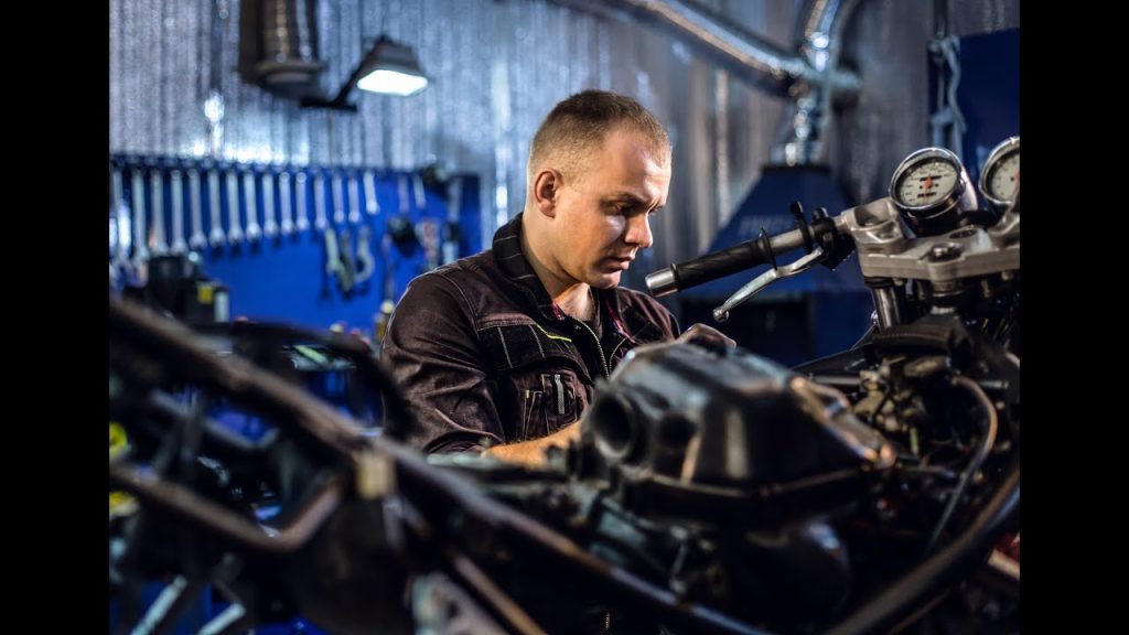 Jaki olej lać do motocykla i skutera? Czy nadaje się olej samochodowy? #2 Mechanik Jednoślad.pl