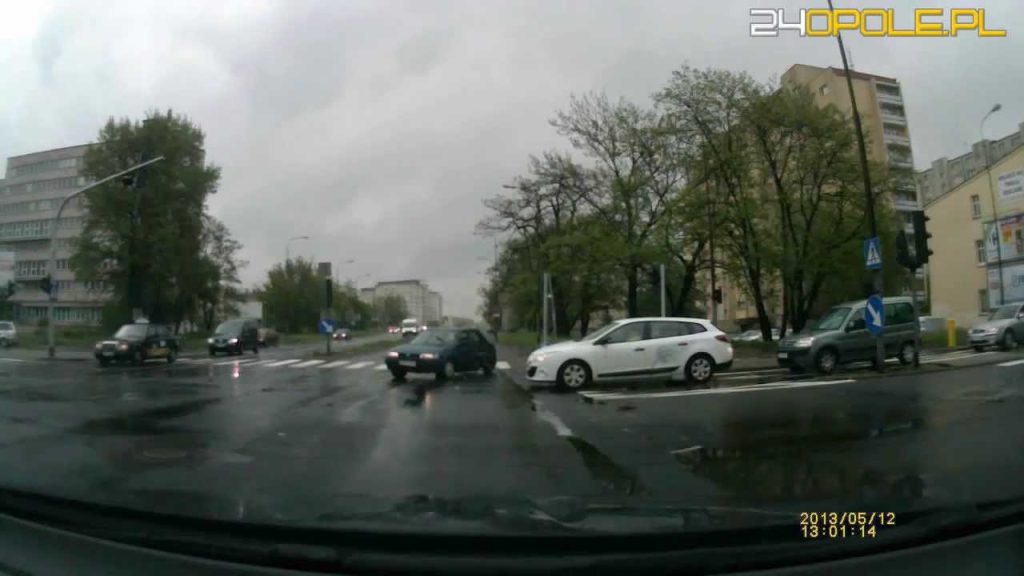 Zderzenie samochodów na skrzyżowaniu ! [www.24opole.pl]